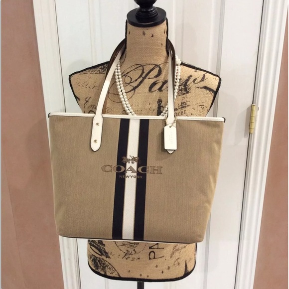 coach city zip tote with horse and carriage